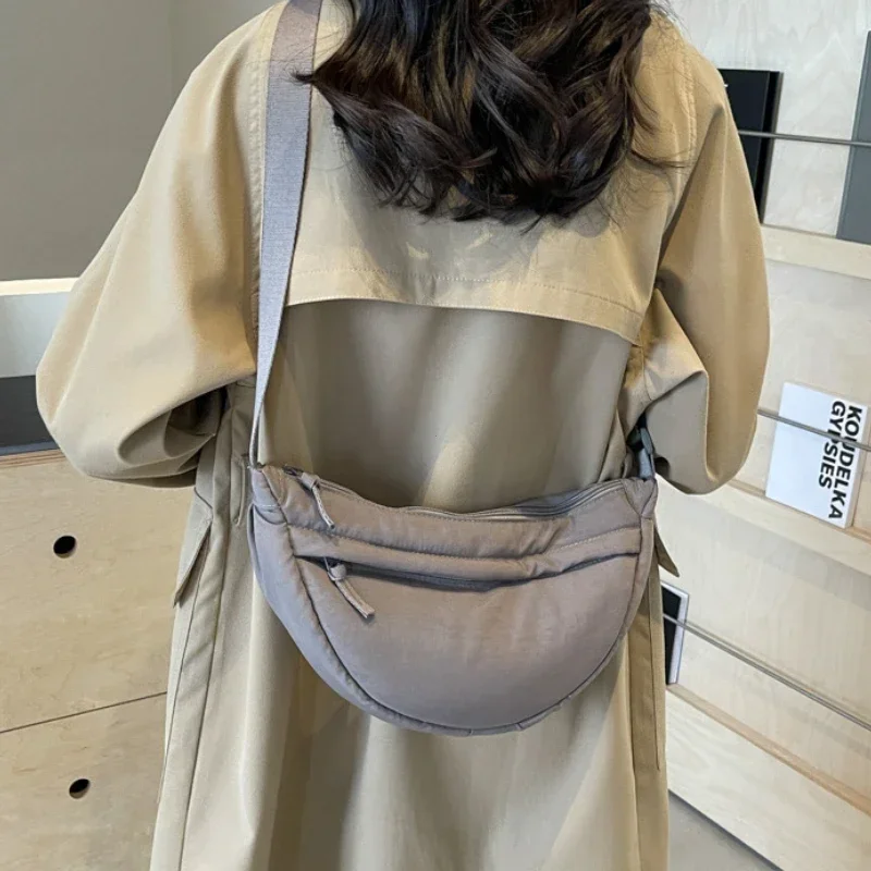 حقيبة كتف من نسيج النايلون جديدة ذات سعة عالية للنساء حقيبة ساعي البريد عبر الجسم حقائب كتف هوبوس متعددة الاستخدامات