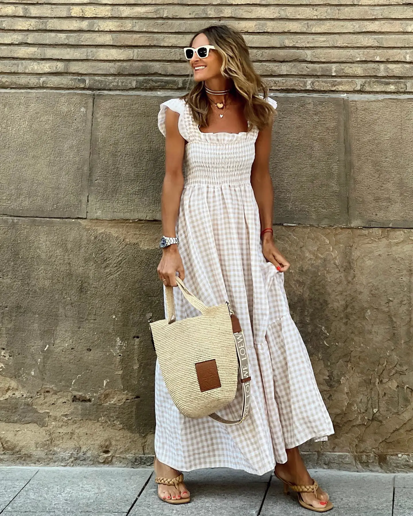 Vestido feminino solto de comprimento médio, sem mangas, gola quadrada, cintura alta, xadrez fluindo, verão