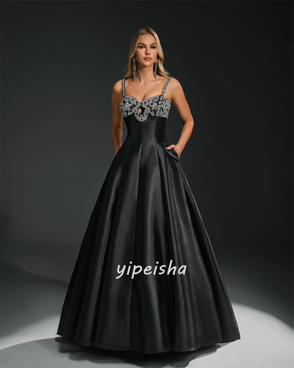 Abiti lunghi personalizzati eleganti scintillanti Charmeuse con strass increspati A-line con cinturino per spaghetti Abiti da sera abbinati di alta qualità