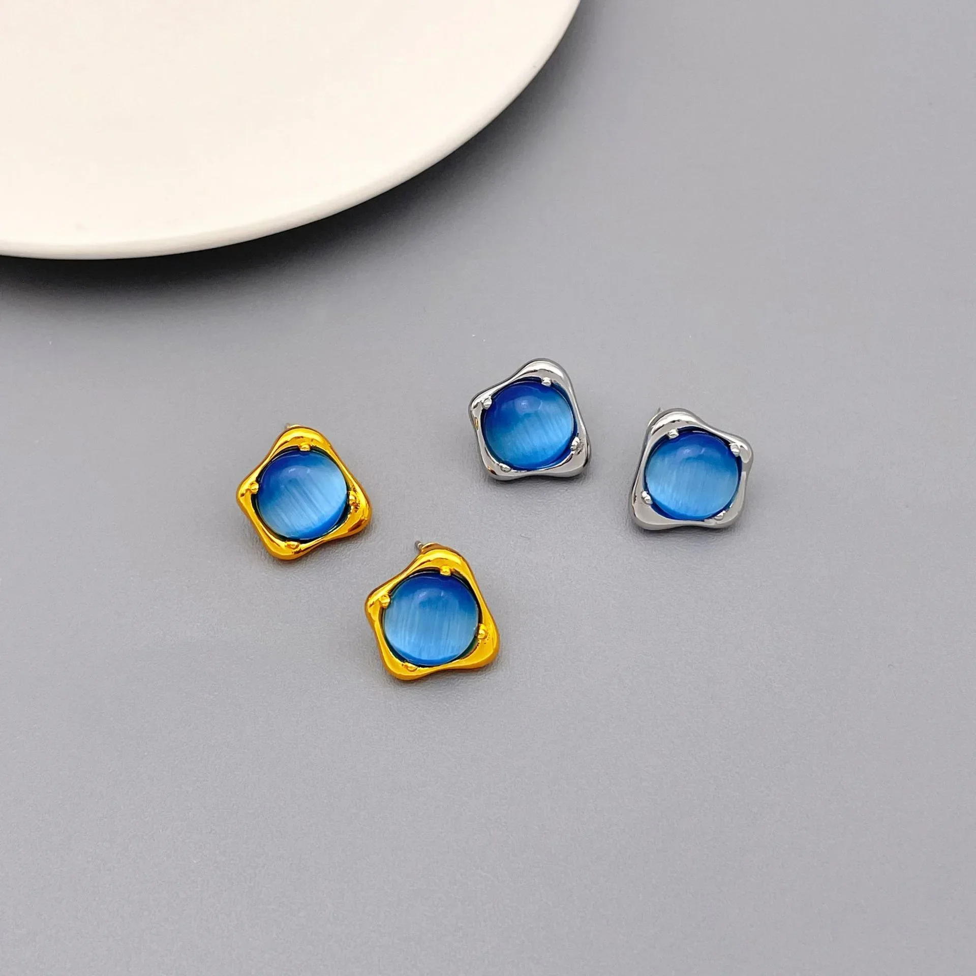 

Blue starry sky inlaid with gemstones, retro temperament, high-end simple stud earrings