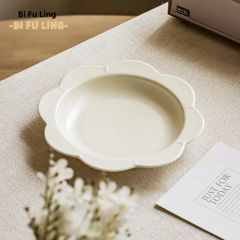 assiette-en-ceramique-creative-et-elegante-assiette-a-dessert-vaisselle-creative-assiette-creuse-pour-usage-domestique-forme-irreguliere-couleur-unie