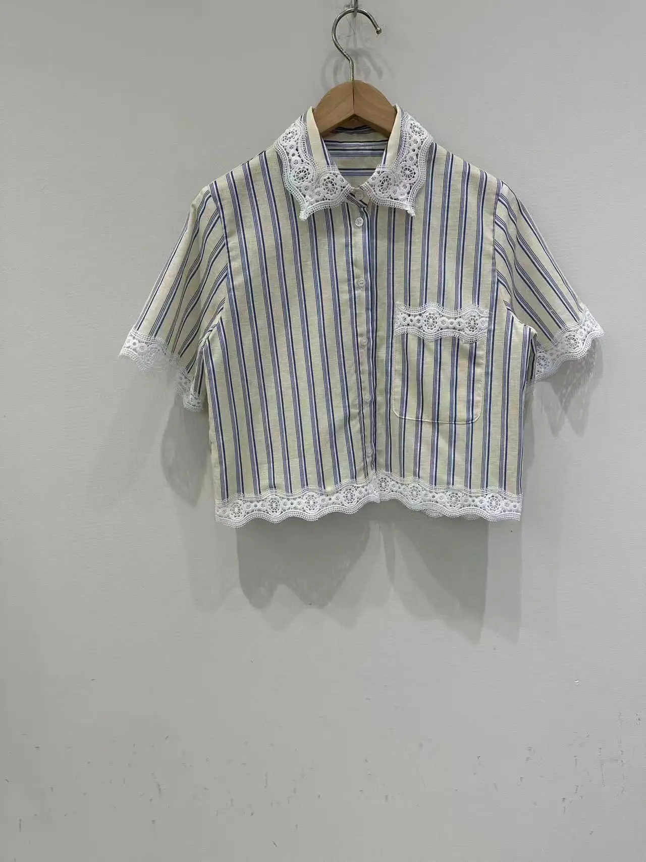 

Женский комплект с кружевными вставками и полосками: блузка с отложным воротником на одной пуговице + мини-юбка с кружевной шнуровкой на талии