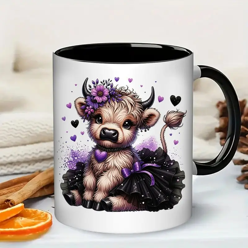 Taza de 11 oz con Diseño de Vaca Highland con Tutú y Corona de Flores - Adorable Diseño de Ternero Escocés en Negro y Morado, Taza de Cerámica para Café, Té, Chocolate Caliente