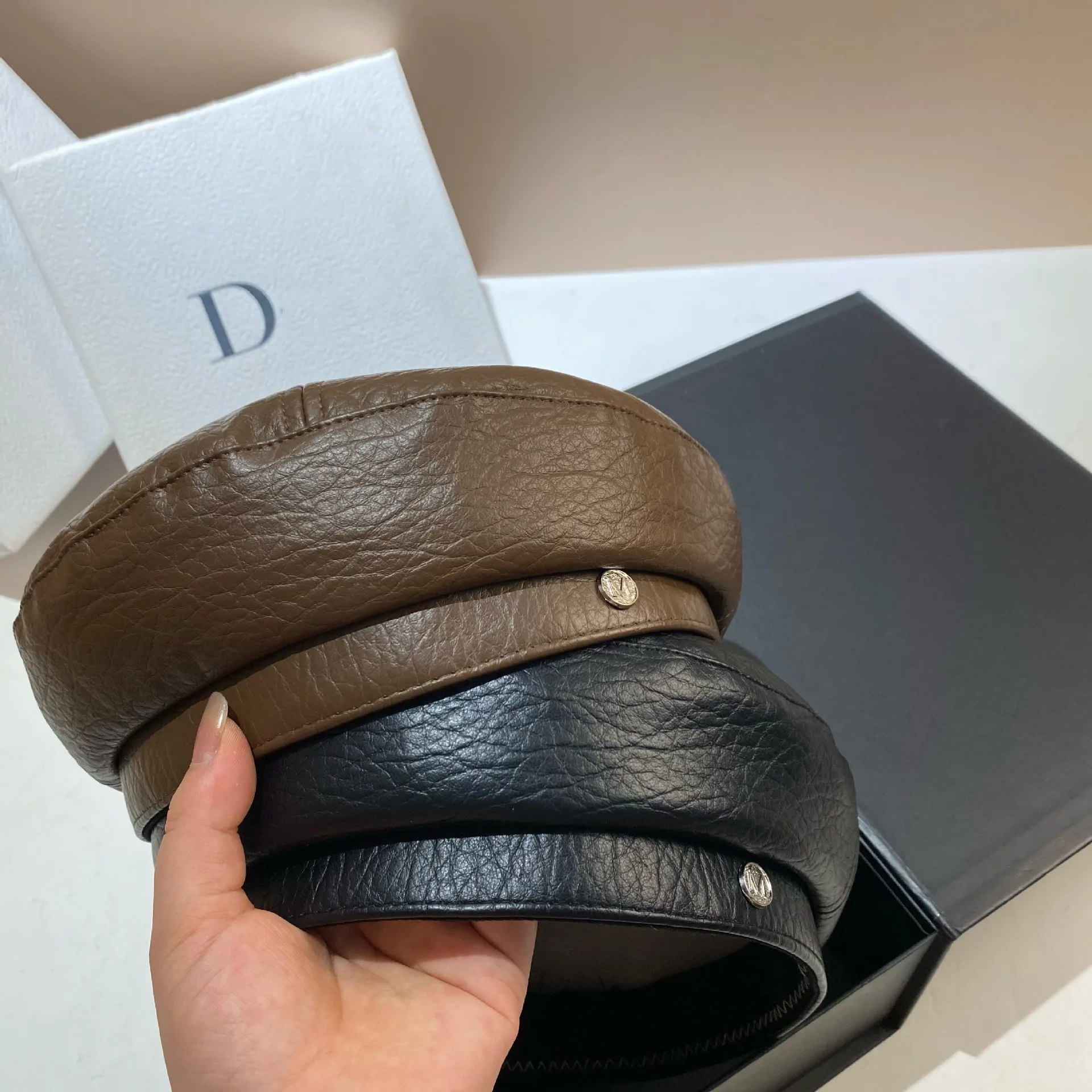 PU Leder Baskenmütze Kappen Frauen Mode Künstler Maler Hut Buchstabe M Weibliche Berets Flache Top Achteckige Kappe Damen Alle-spiel Kappen