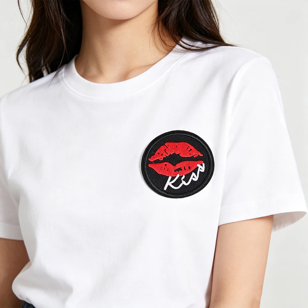 Runde, rotgefärbte Lippen-Kuss-Stickerei zum Aufbügeln, schwarze Basis, selbstklebende Applikation für Streetwear, T-Shirt, Jacke, Tasche, DIY-Kleidungsdekoration – Detail 5