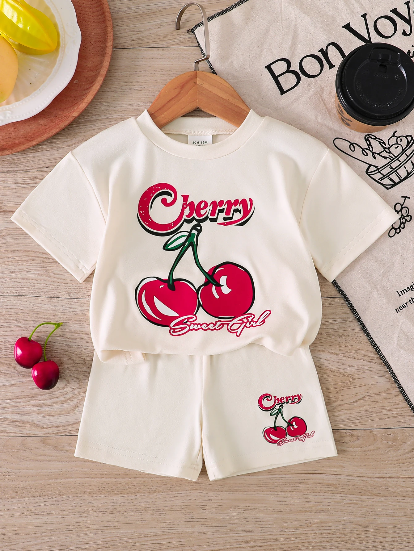 

Комплект из двух предметов для девочек: летний модный топ с круглым вырезом и короткими рукавами с узором + брюки с индивидуальным принтом. Комплект для прогулок и повседневной носки. Милая, мягкая и удобная одежда для девочек