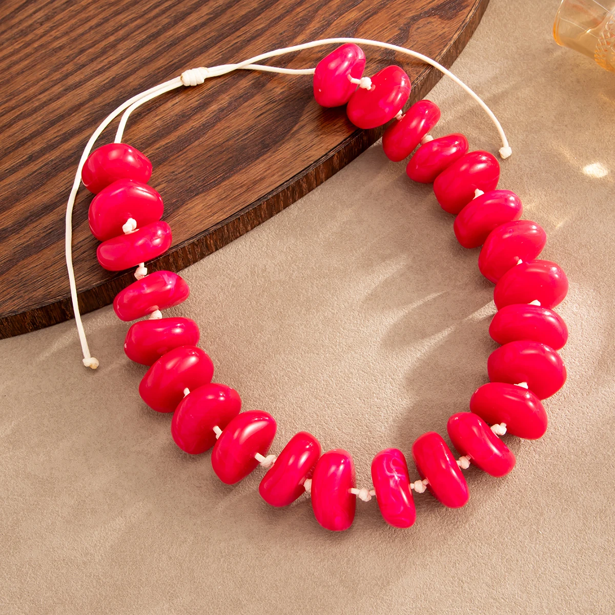 Ingemark 12 Farben Personalisierte Chunky Acryl-Perlen-Choker-Halskette für Frauen Boho Verstellbare Leder-Wachsseil-Kettenhalskette – Detail 3