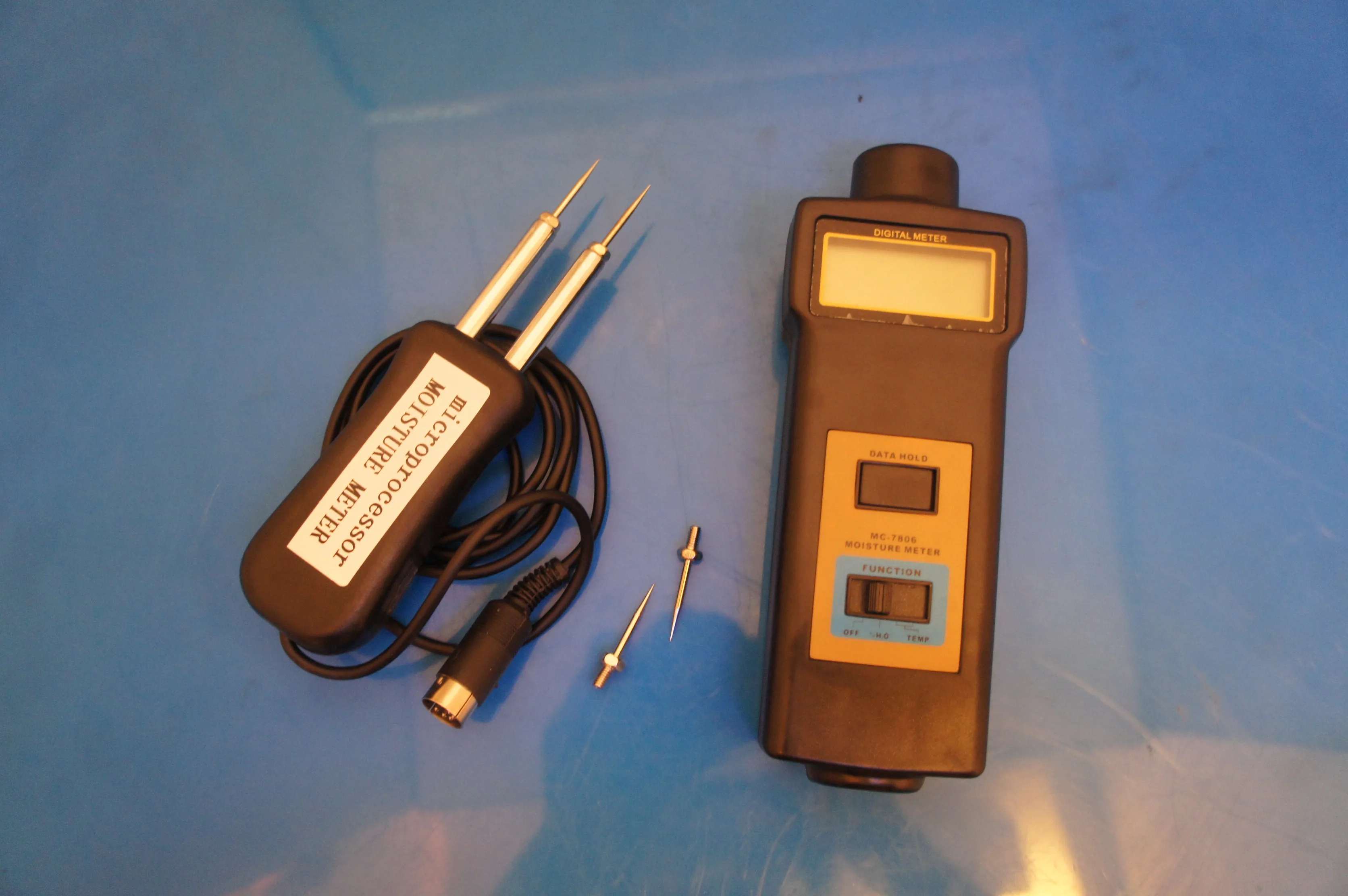 MC-7806 Digital Pin Type Wood Moisture Meter 0~50% Moisture Tester for Paper, Soil, and Building Materials