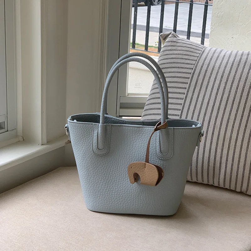 

Модная ретро-сумка через плечо с маленьким кулоном в виде слона, женская сумка из искусственной кожи, мягкая кожаная сумка, трендовая уличная сумка для повседневного использования