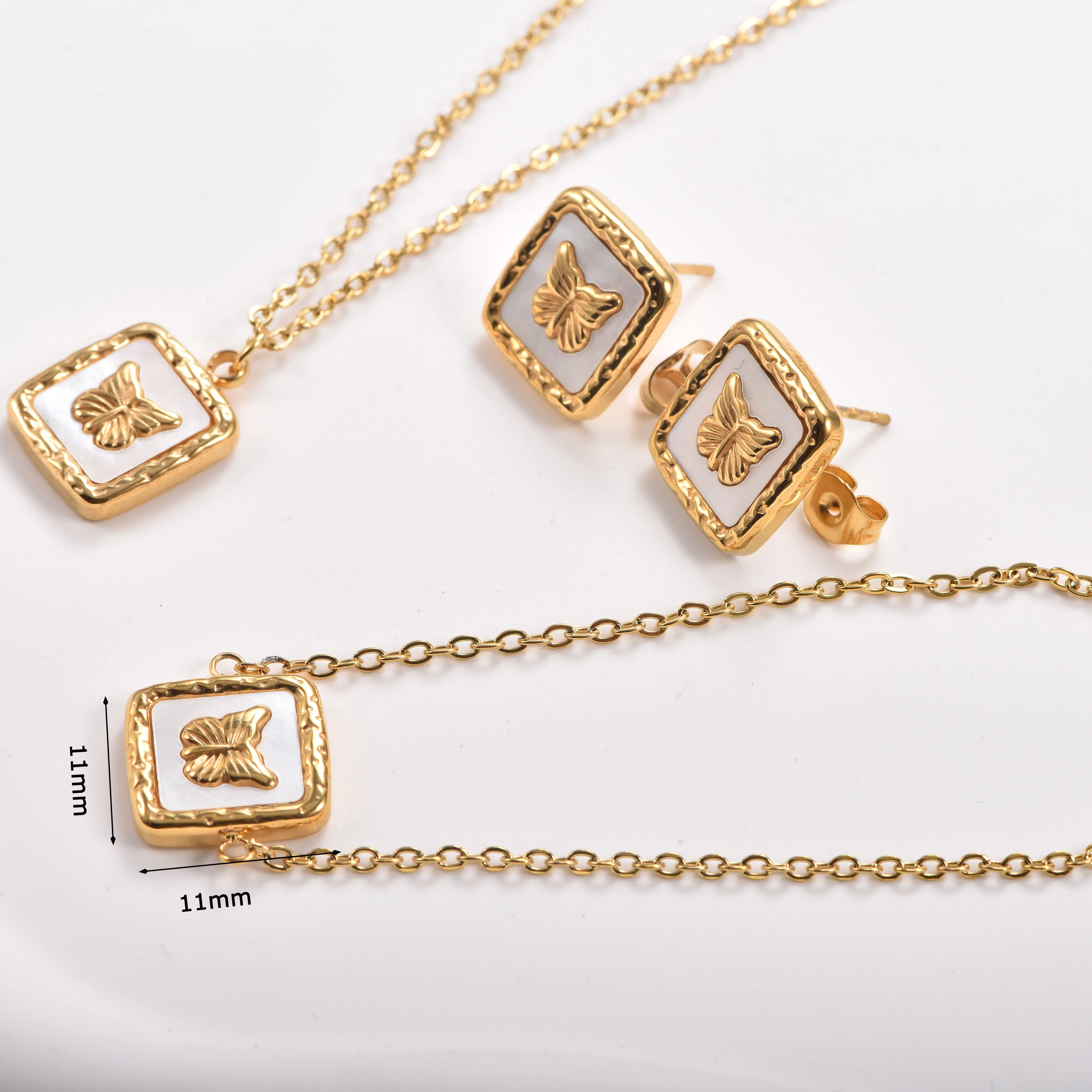 Schmetterlings- und quadratisches Muschel- sowie minimalistisches Kreuz-Set aus Edelstahl, bestehend aus Halskette, Armband und Ohrringen, 3-teilig, mit Verlängerungskette, für den täglichen Gebrauch. – Detail 2