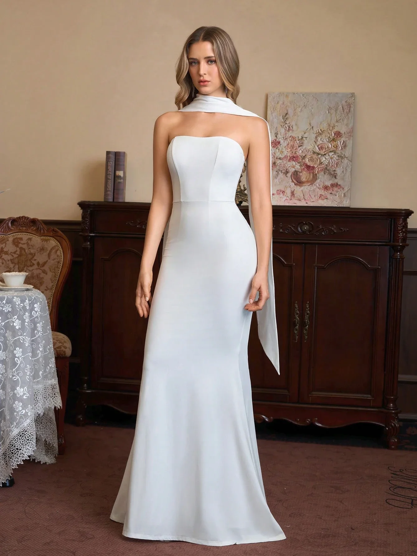 

Белое платье-русалка без бретелек с асимметричным вырезом-накидкой, драпированным лифом, молнией на спине, облегающее, длиной в пол