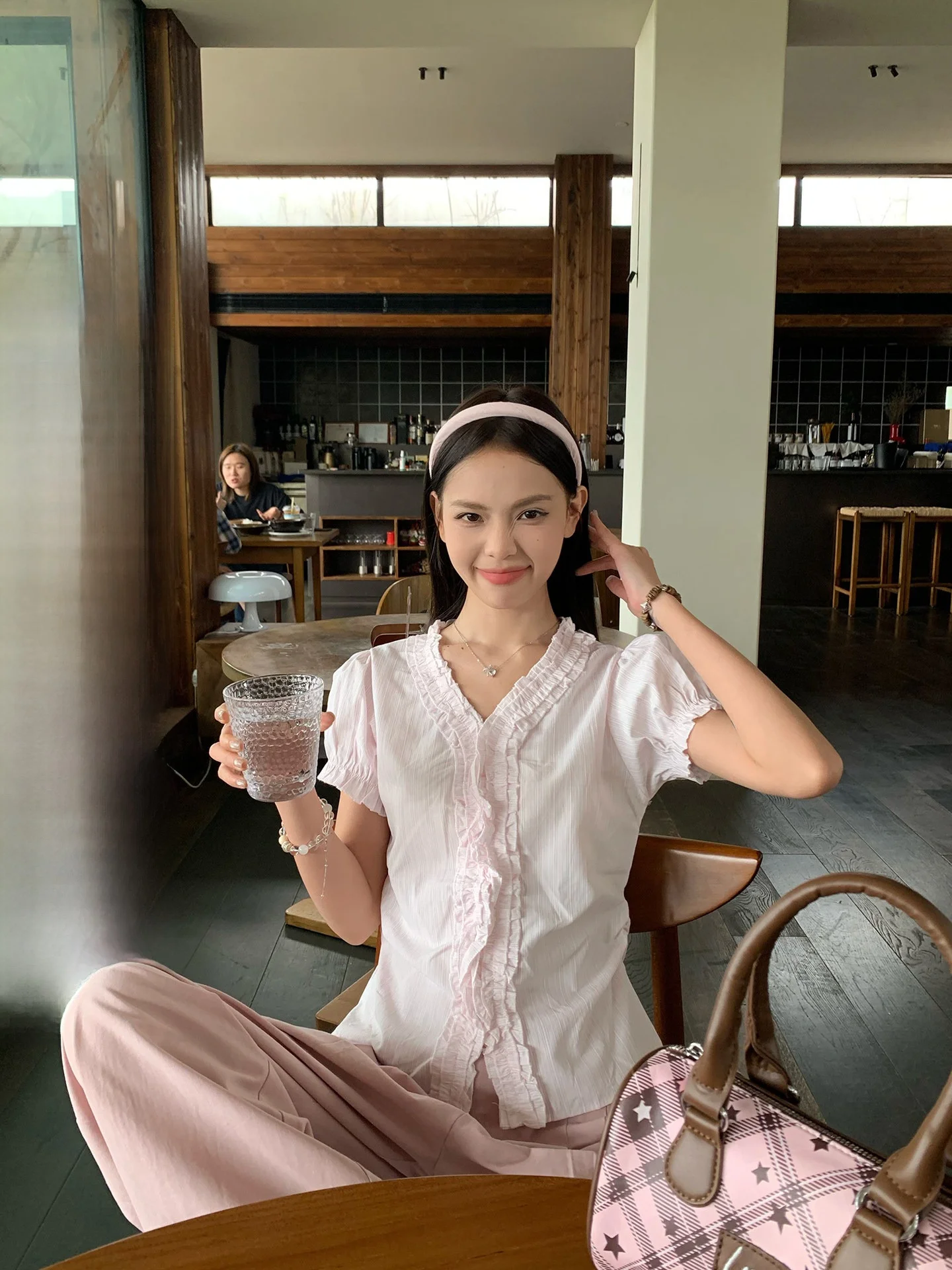 

Pink V-neck Striped Bubble Sleeve Shirt Women's Summer Korean Style Slimming Beautiful Top Sòng Zhèngèn Commute Style Loose Fit
