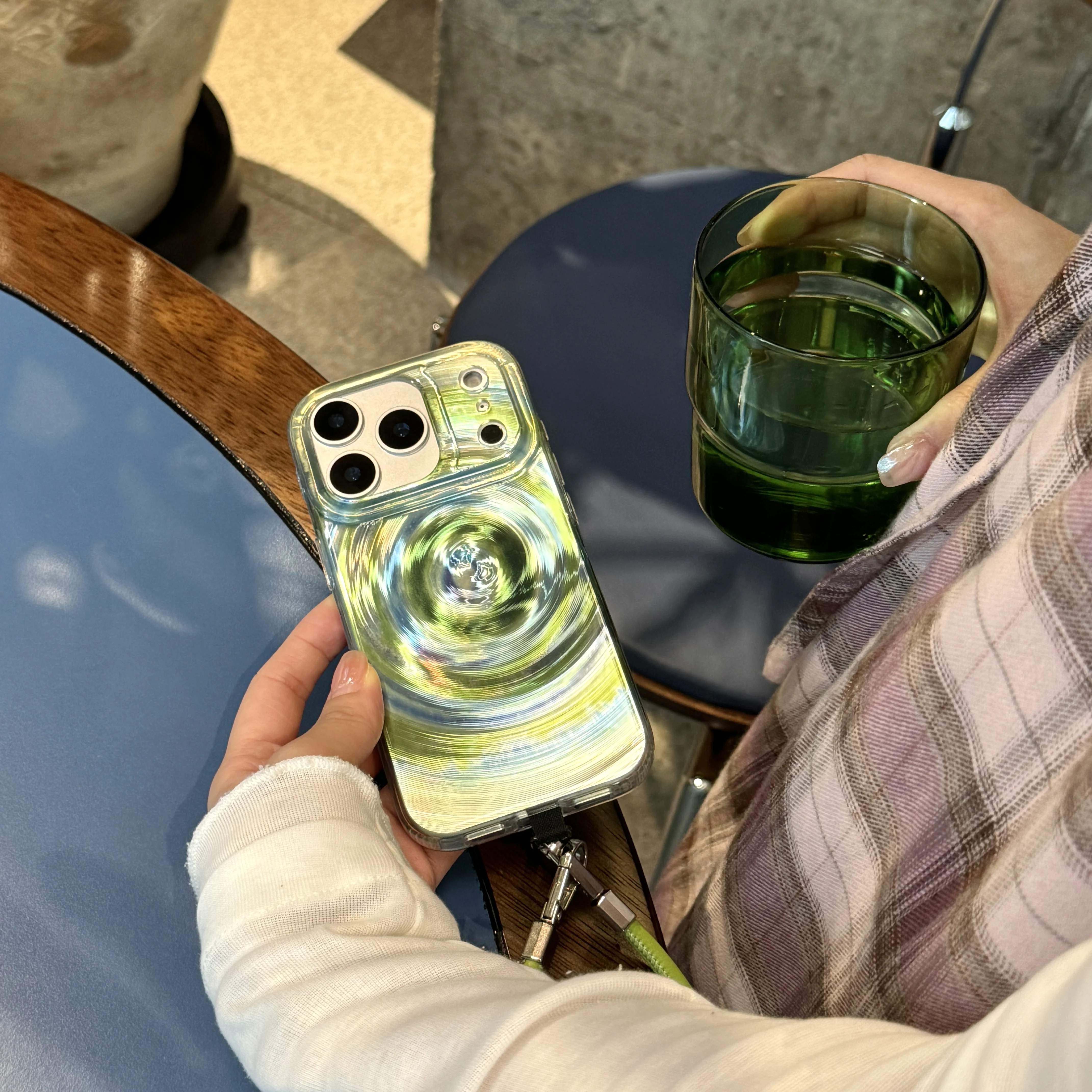 Etui na telefon iPhone 17 16 15 14 Pro Max z wzorem wokółkulującego się niebiesko-zielonego wzoru, silikonowe, odporne na wstrząsy, z ochroną obiektywu.