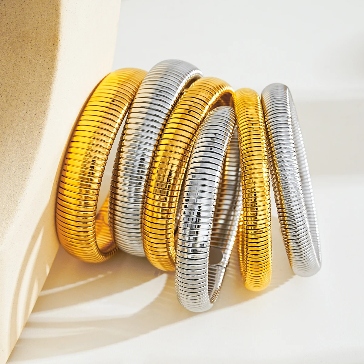Classic style thick snake-shaped bracelet. 14K electroplated gold non-fading stainless steel telescopic bracelet for women