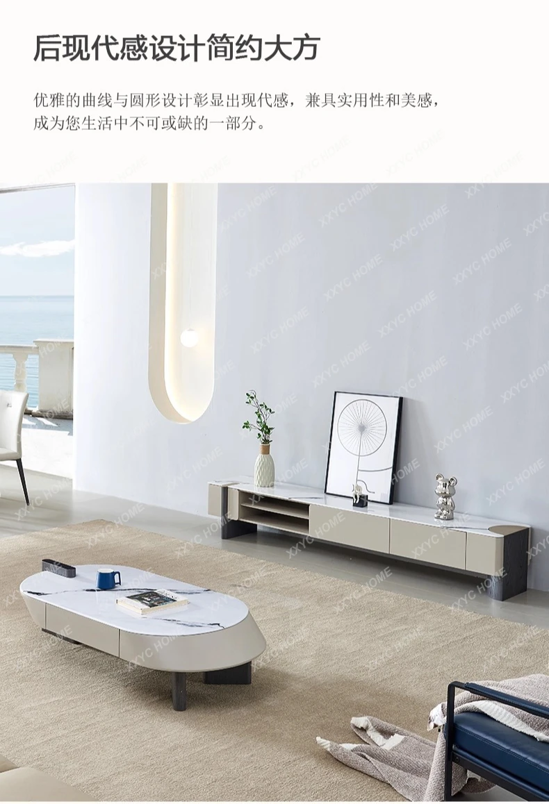 طاولة قهوة ذات بلاطة صخرية وخزانة تلفزيون وغرفة معيشة إيطالية بسيطة وغير منتظمة ذات إحساس عالٍ