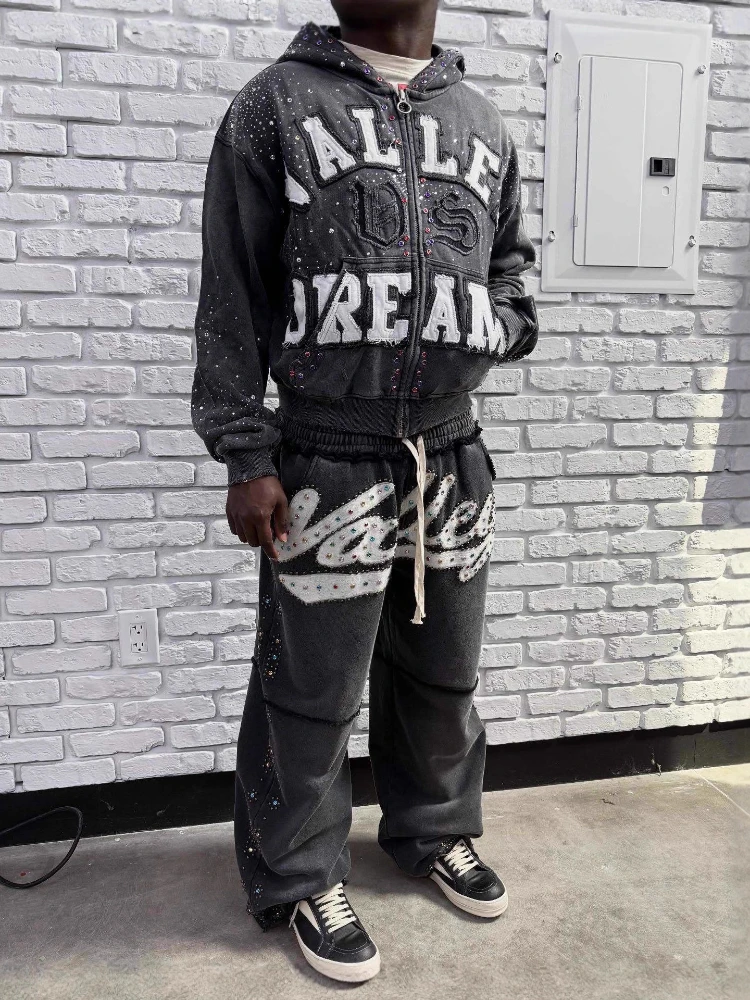 

Комплект унисекс: худи с вышивкой в стиле ретро и модные свободные брюки, выполненные в темных тонах с эффектом горячего тиснения.