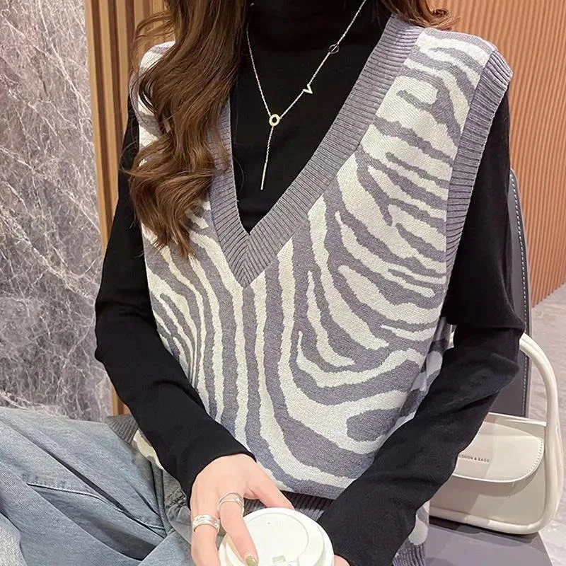 

Women's Short Sleeveless Vest Retro V-Neck Zebra Print Knit Cardigan Sweater for Spring Fall Winter Fashion Outerwear Loose Fit