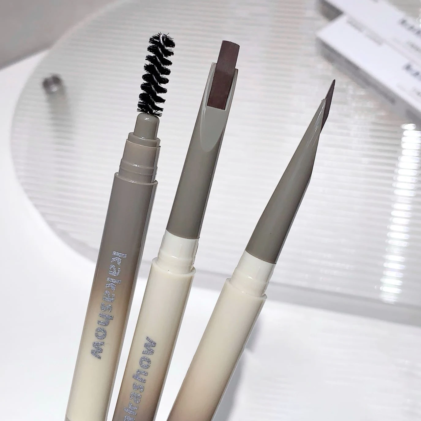 قلم حواجب 2 في 1 مزدوج الرأس مع فرشاة، مقاوم للماء، يدوم طويلاً، دقيق، مقاوم للتلطخ، مكياج حواجب طبيعي