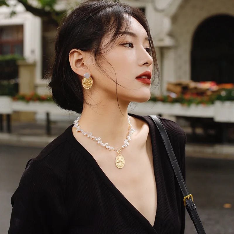 Винтажное средневековое ожерелье с подвеской в стиле барокко и жемчугом Богини Винтажное средневековое ожерелье с подвеской в стиле барокко и жемчугом Богини