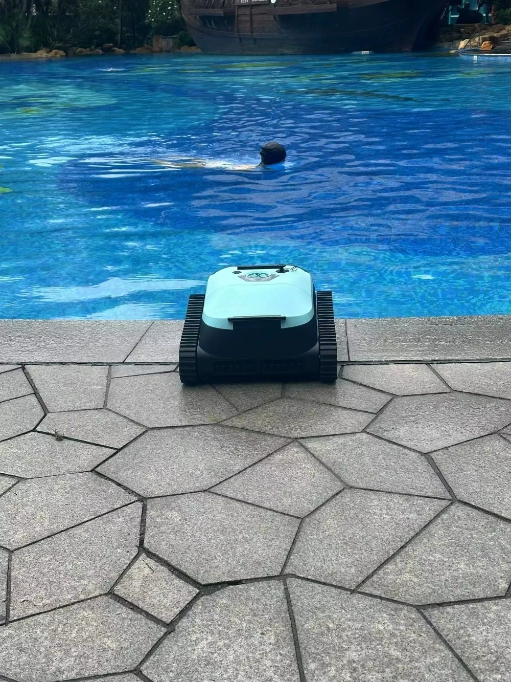High Quality Outdoor Automatic Pool Cleaning Robot Efficient Plastic Vacuum Tool for Pool Maintenance