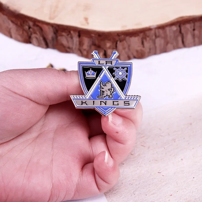 مختلف ريترو رون شعار دبوس المعادن المينا بروش الأصالة النسر الفنون شارة التلبيب الرجال النساء مجوهرات الأزياء اكسسوارات هدايا