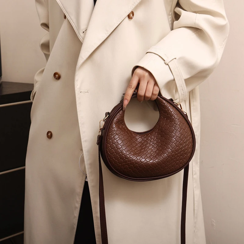 

2025 Women's Premium Shoulder Bag New Fashion Niche Design Messenger Bag Female Simple Style Female Woven Hobo Bag