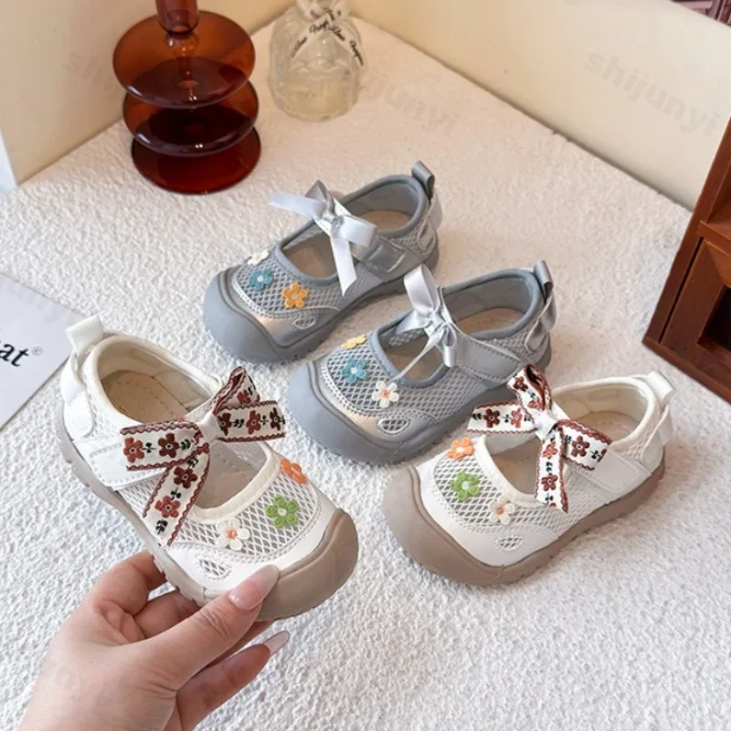 

Сандалии принцессы с бантом для маленьких девочек, новинка 2023 года, летние спортивные сетчатые дышащие прогулочные туфли на мягкой подошве для девочек, универсальные кроссовки