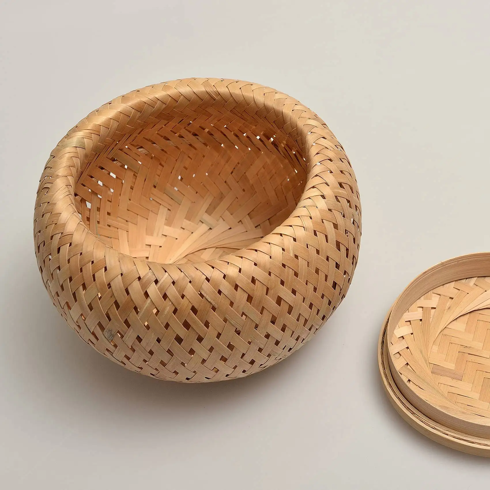 Conjunto de 2 cestas decorativas pequenas de bambu com tampa para armazenar itens pequenos feitos à mão e caixa de armazenamento de bambu trançada