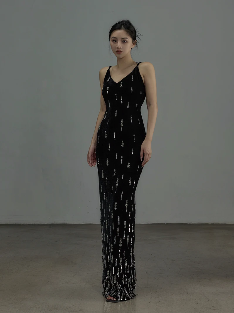 

Элегантное летнее женское белье TWANG: роскошное бархатное облегающее платье-комбинация с жемчужной цепочкой