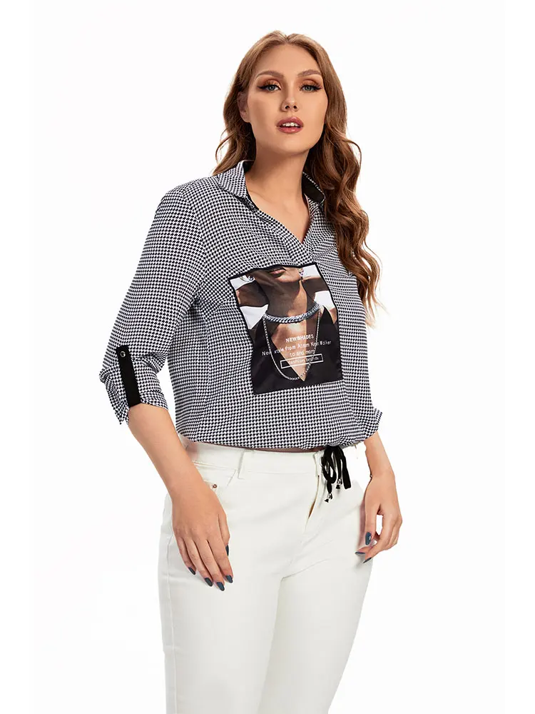 قميص نسائي ذو طية صدر السترة منسوج مقاس كبير ينتمي إلى فئة الملابس النسائية