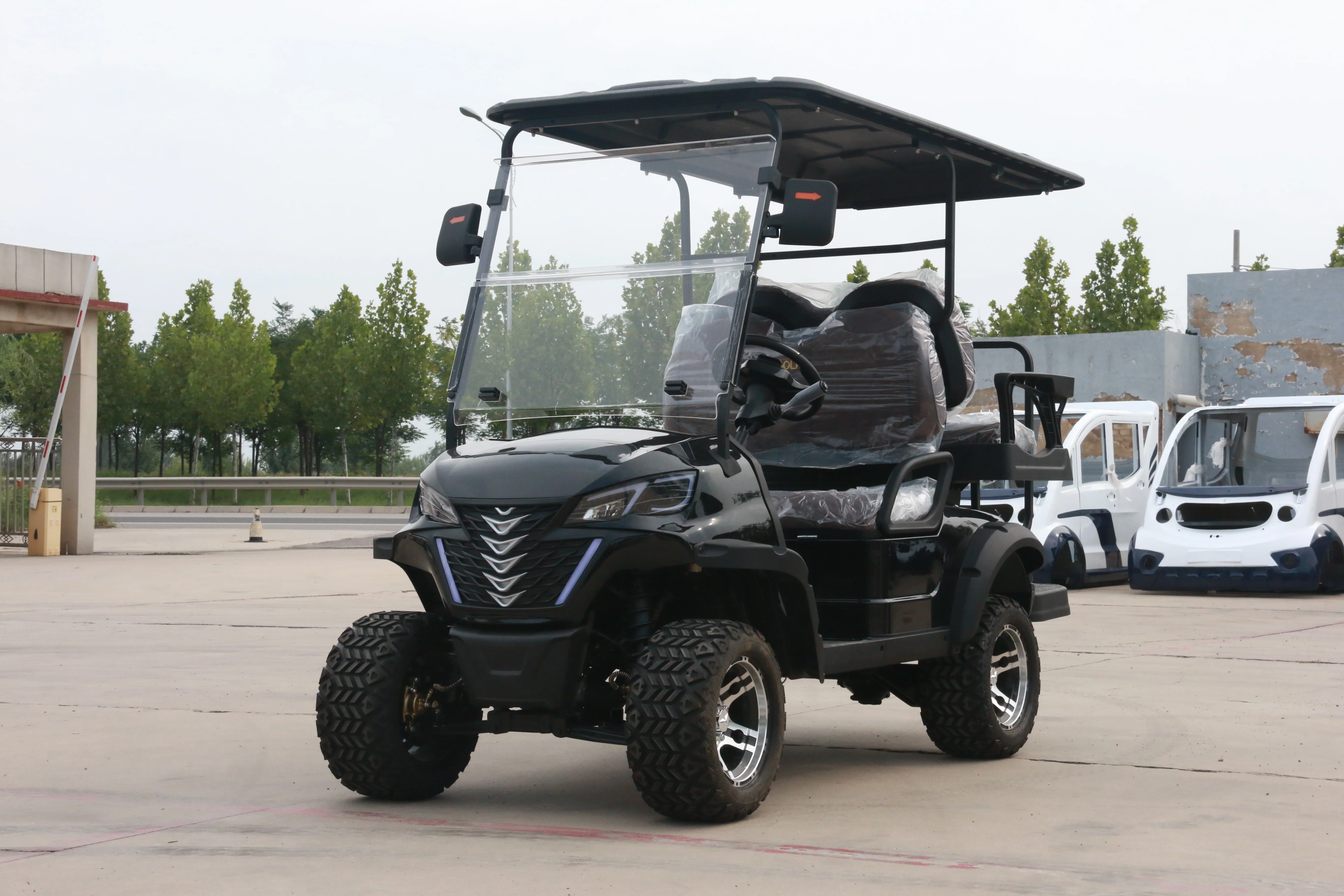 عربات جولف كهربائية موديل 2024 مع سرير شحن