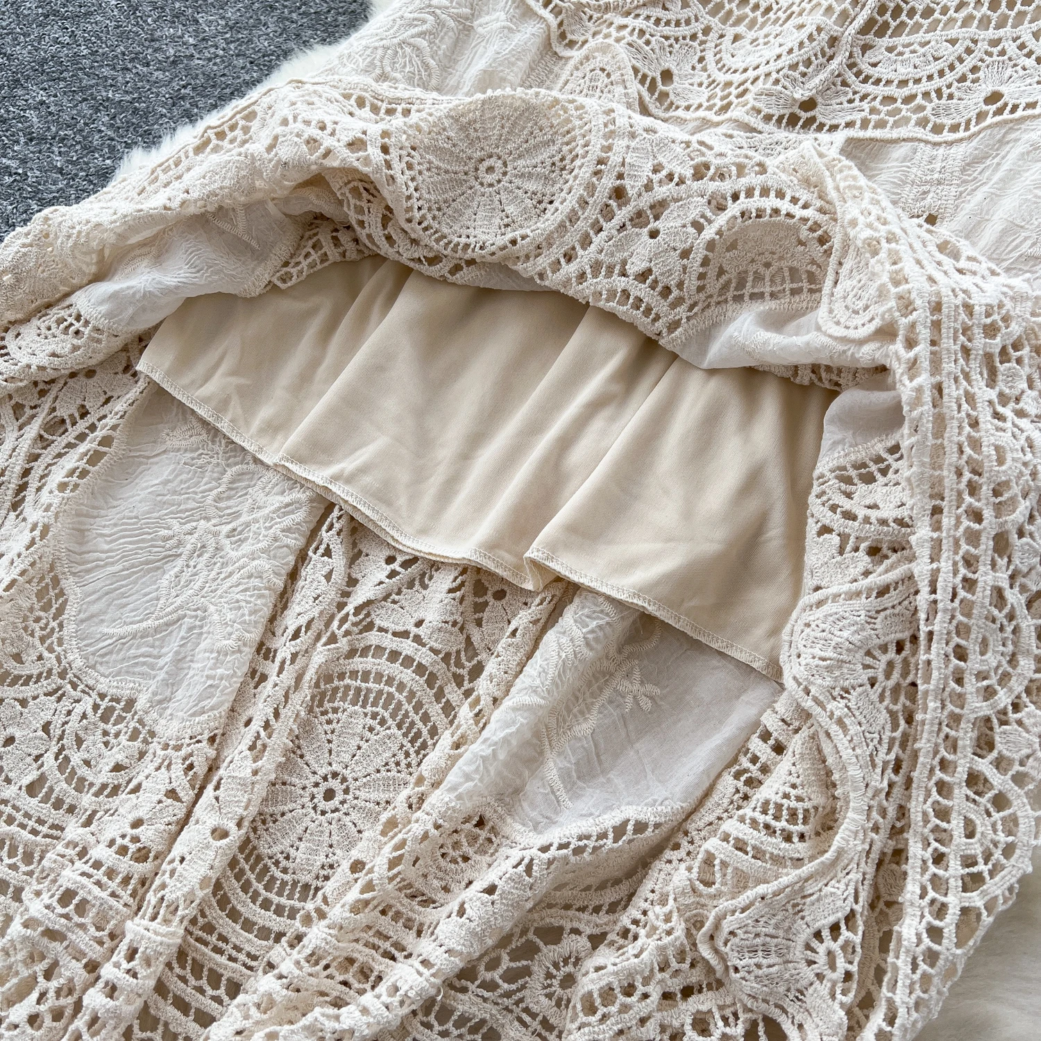 กระโปรงสไตล์ญี่ปุ่นเกาหลี ปักลายฉลุ ถักโครเชต์ เอวสูง ยืดหยุ่นดี เหมาะสำหรับวันหยุดพักผ่อน กระโปรงทรงเอ ความยาวปานกลาง