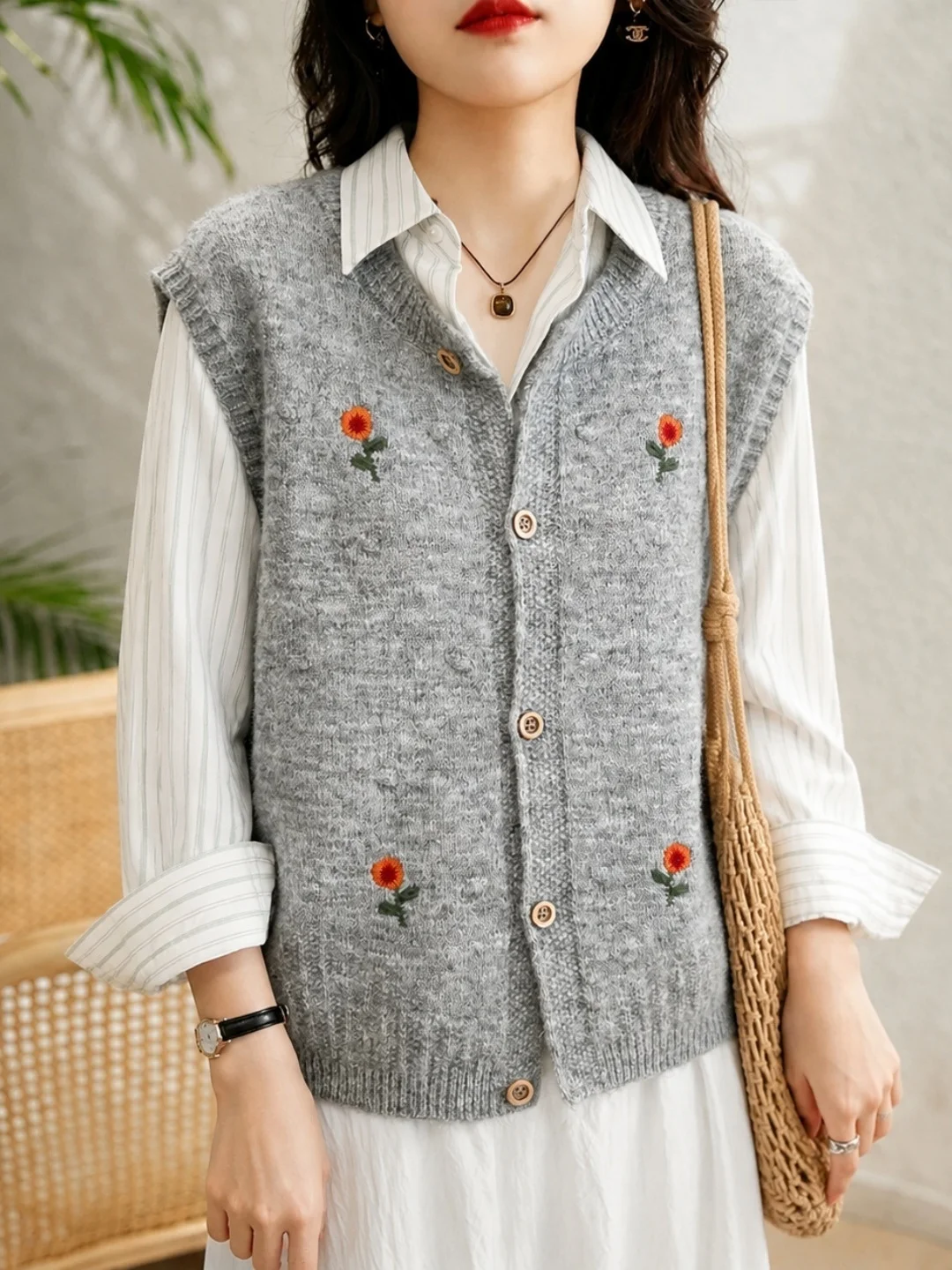 Retro Embroidered Knitted Vest Women's Soft Comfortable Commute All-Match Single Button Design Sensation Fashionable Jacket