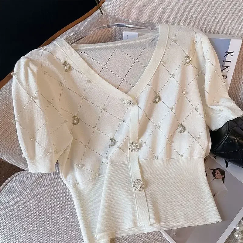 Cardigan lavorato a maglia sottile con perline vintage Camicia lavorata a maglia bianca da donna Scollo a V estivo Bottoni con perle Top a maniche corte sottili Cappotto dal design di fascia alta