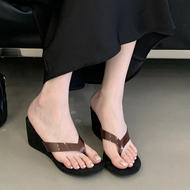 

Модные женские шлепанцы на танкетке с зажимом, пикантные шлепанцы из ПВХ, удобные шлепанцы для выпускного вечера, повседневные сандалии для вечеринок, женская обувь