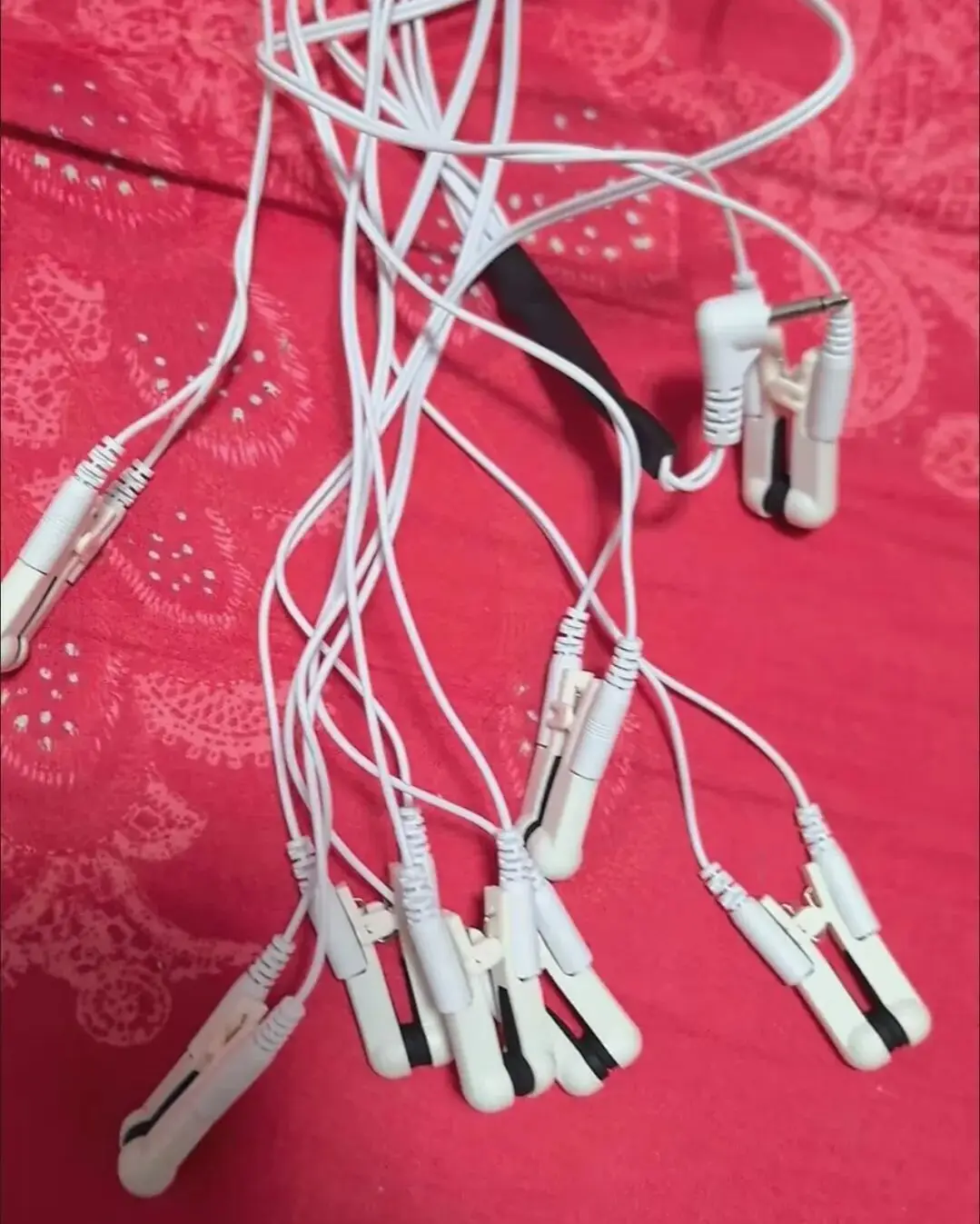 

2 шт. (1 пара) Новые черно-белые двусторонние силиконовые электродные зажимы-адаптеры для использования с аппаратами TENS/EMS/VNS с разъемом 2,0 мм