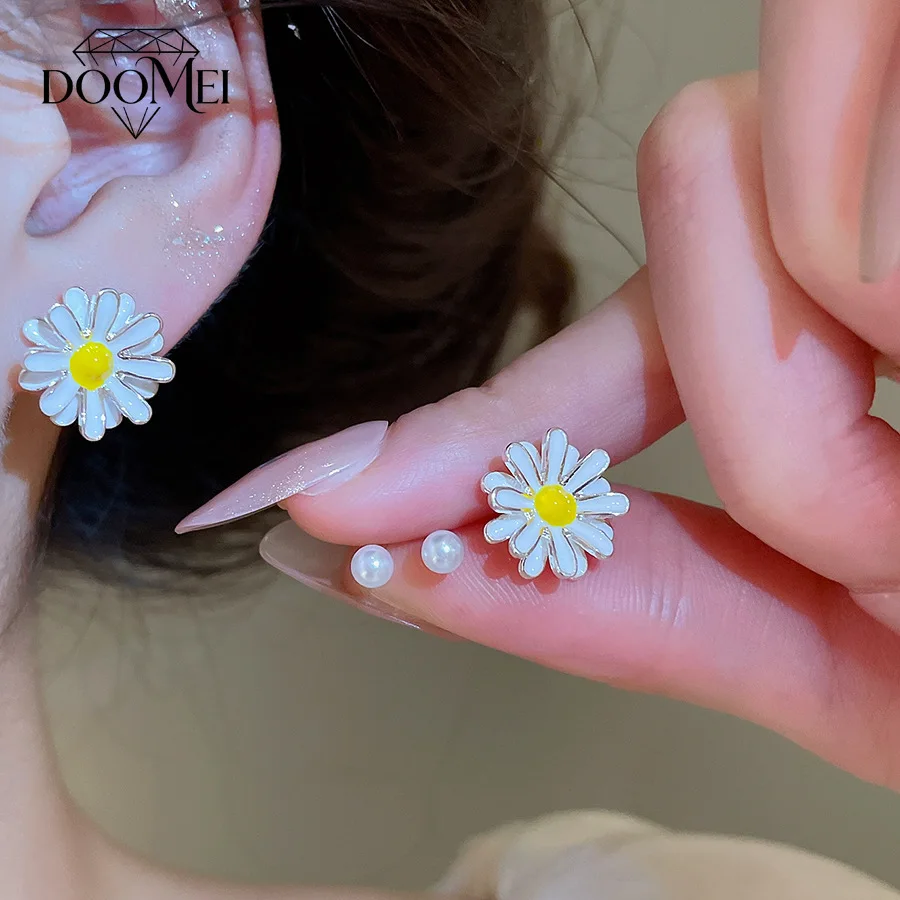DOO MEI Cute Daisy Flower Stud Earrings for Women Yellow Floral Imitation Pearl Ear Studs Ladies Fashion Daily Party Ear Jewelry