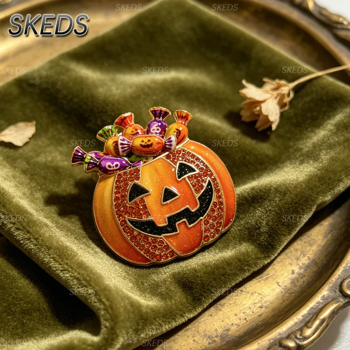 SKEDS Halloween Strass-Kürbis-Brosche, Emaille-Anstecknadel, Süßigkeiten oder Streichgeld Schmuck, Kleidungs- und Taschenaccessoire, Feiertagsgeschenk – Detail 5