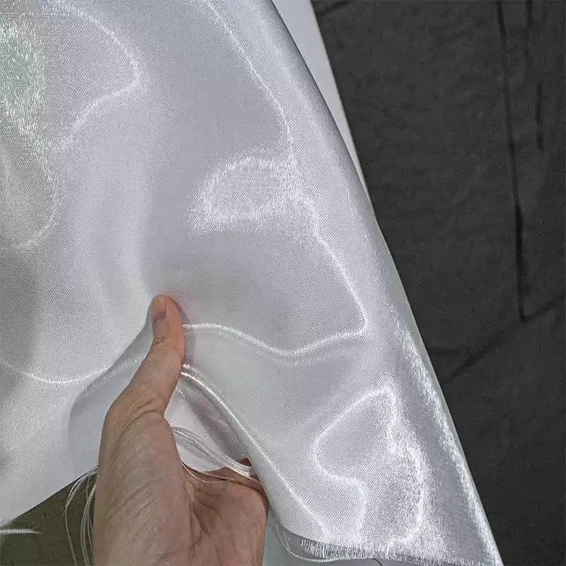 Белая жесткая толстая кристаллическая глянцевая атласная ткань из жидкого металла, сшитая куртка, брюки, платье, дизайнерская ткань для шитья