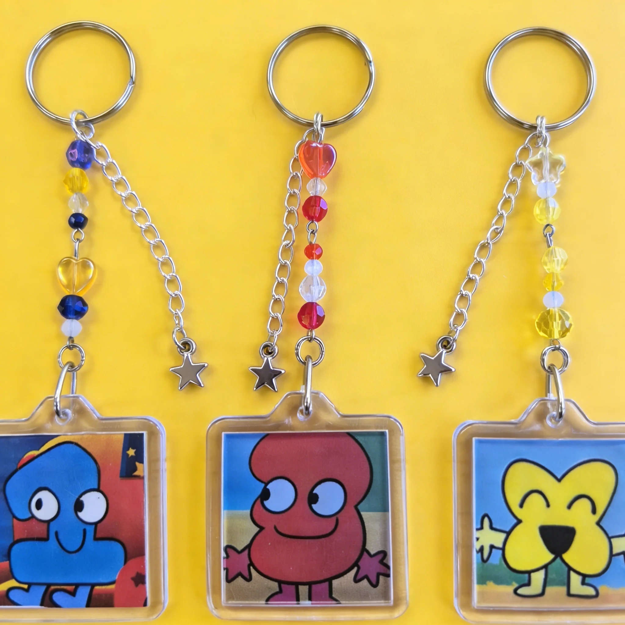 Niedlicher Cartoon-Acryl-Schlüsselanhänger mit Perlenkette, Kawaii-Charakter-Schlüsselring als Taschenanhänger, bfb/tpot
