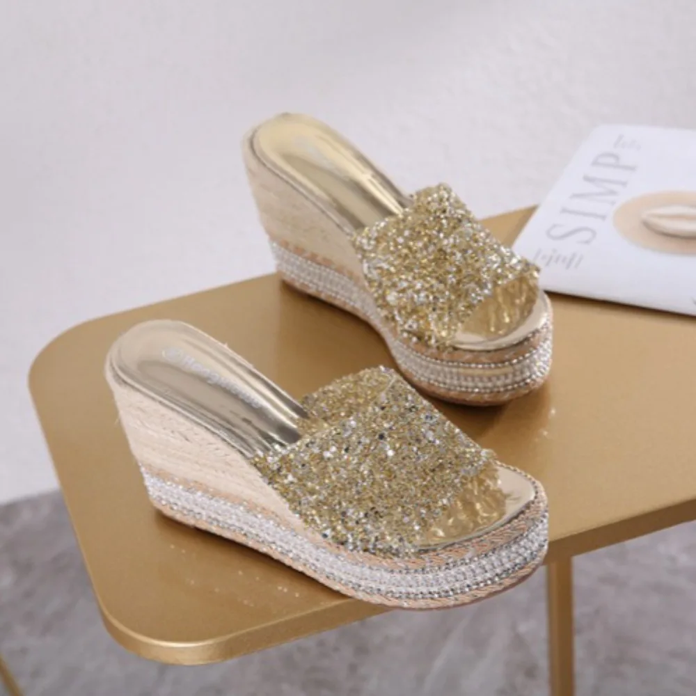 

Тапочки на наклонном каблуке. Тапочки на очень высоком каблуке. Водонепроницаемые сандалии на платформе. Женские тапочки на толстой подошве с блестками и стразами.