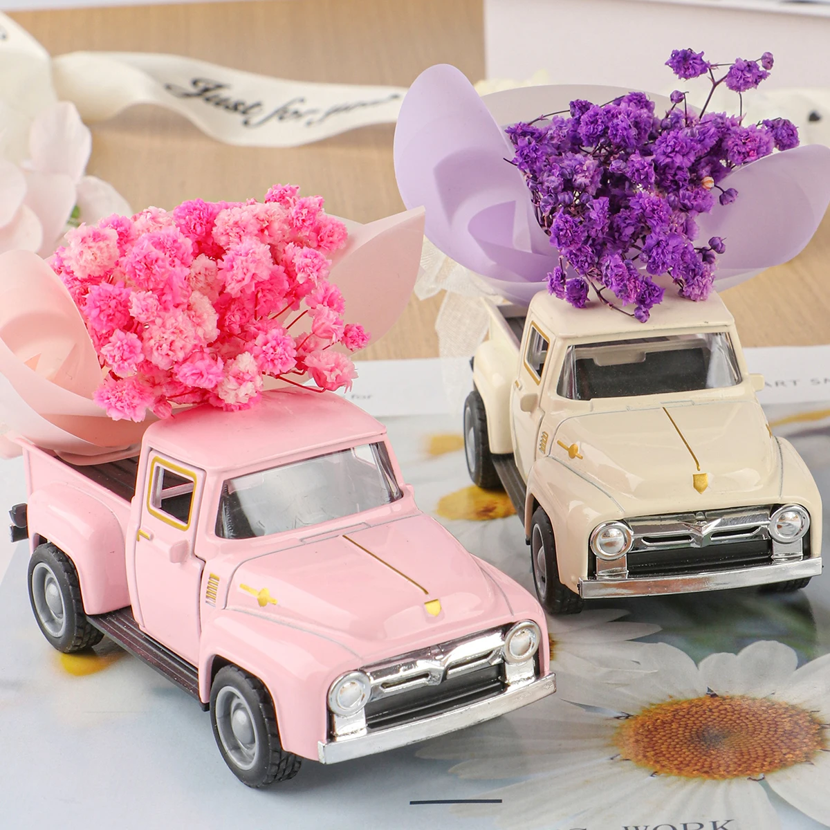 2-teiliges Set aus Mini-Vintage-Pickup-Truck + Blumenstrauß-Dekor für Valentinstag, Hochzeiten, Verpflichtungen, Weihnachten – festlich d