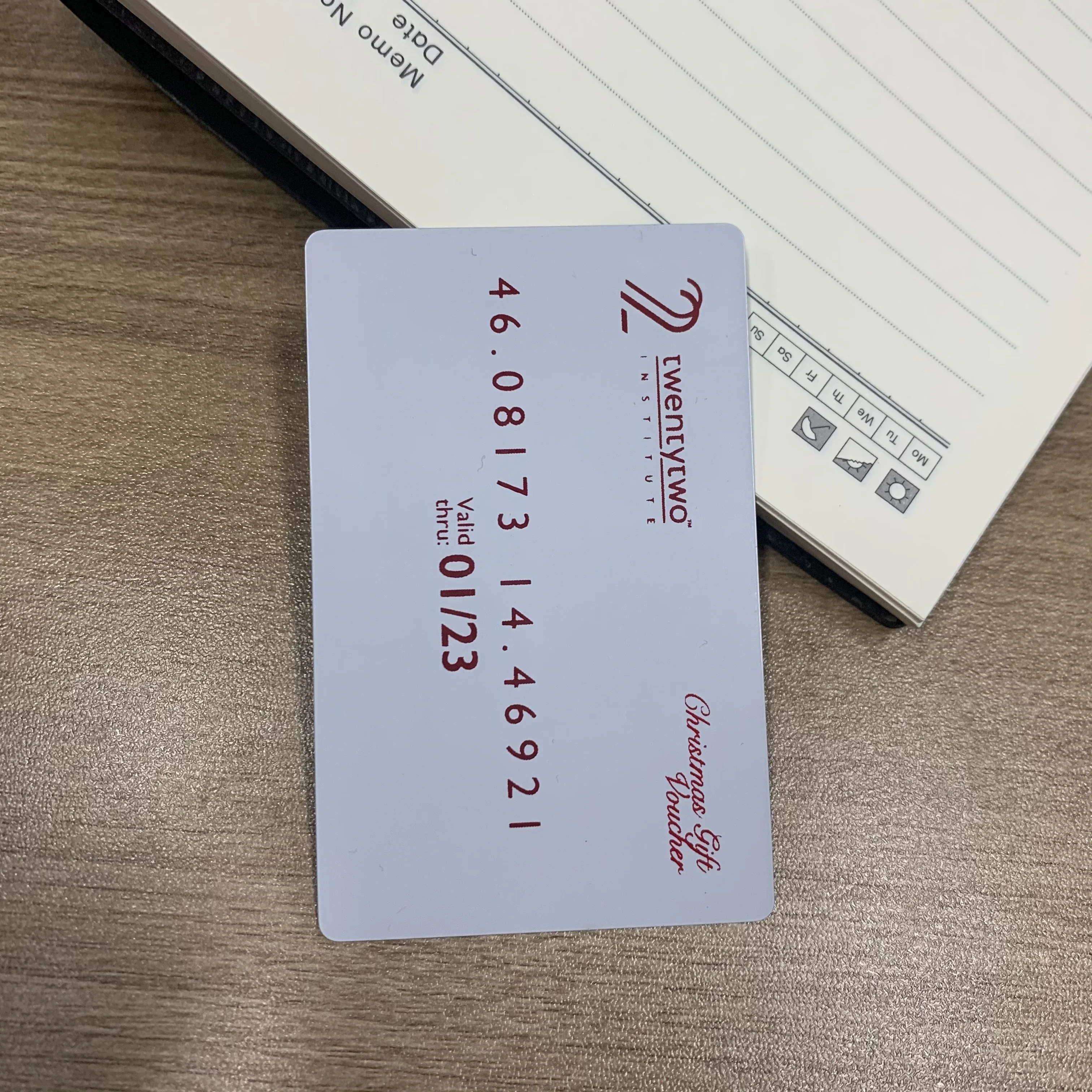 

Матовая черно-белая пустая металлическая голографическая визитная карточка из нержавеющей стали