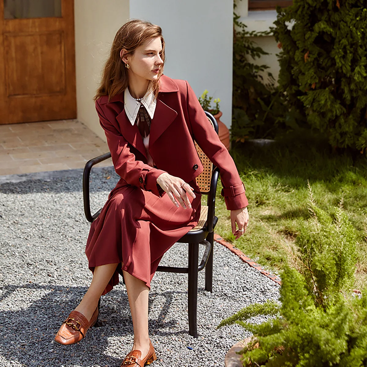 

OLrain короткие элегантные плащи женские осень 2023 новые французские темпераментные куртки красные топы с отложным воротником женские O21QW35586