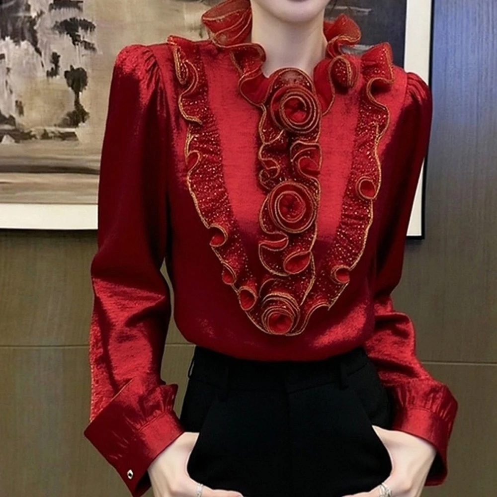 

Рождественская и новогодняя женская блузка премиум-класса с французским шармом, в стиле французского буржуазного шика, с красной отделкой в виде грибовидного края.