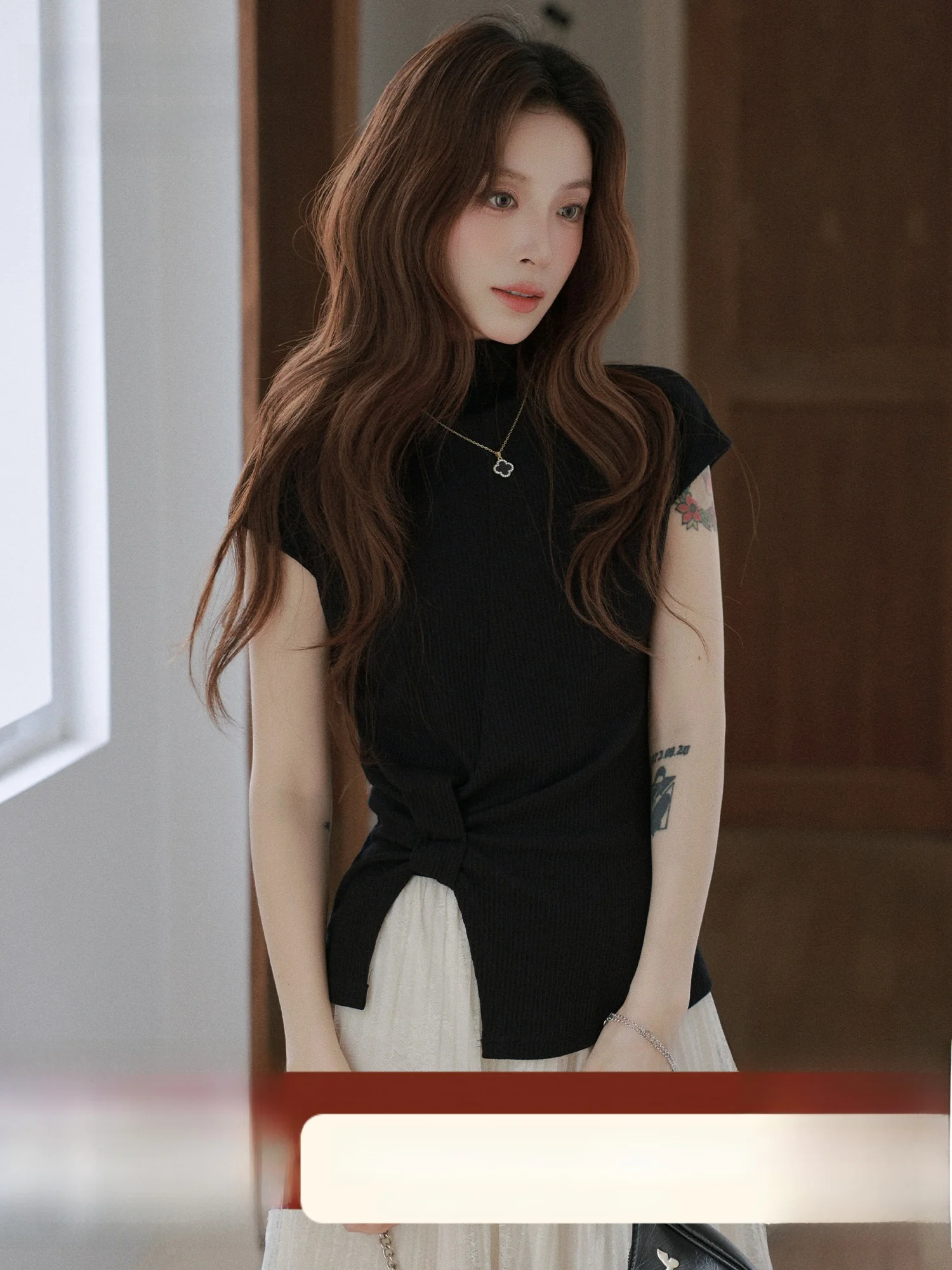 

Meng Xiaoqi Design Knitted Short Sleeve Top Women's Early Spring Black High Collar Slim Fit Fashion Twist Split Knitwear