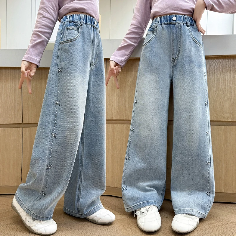 

Джинсы для девочек, весна-осень 2026, новый стиль, с эластичным поясом, украшенные бантом, свободные, широкие штанины, милые, универсальные детские брюки