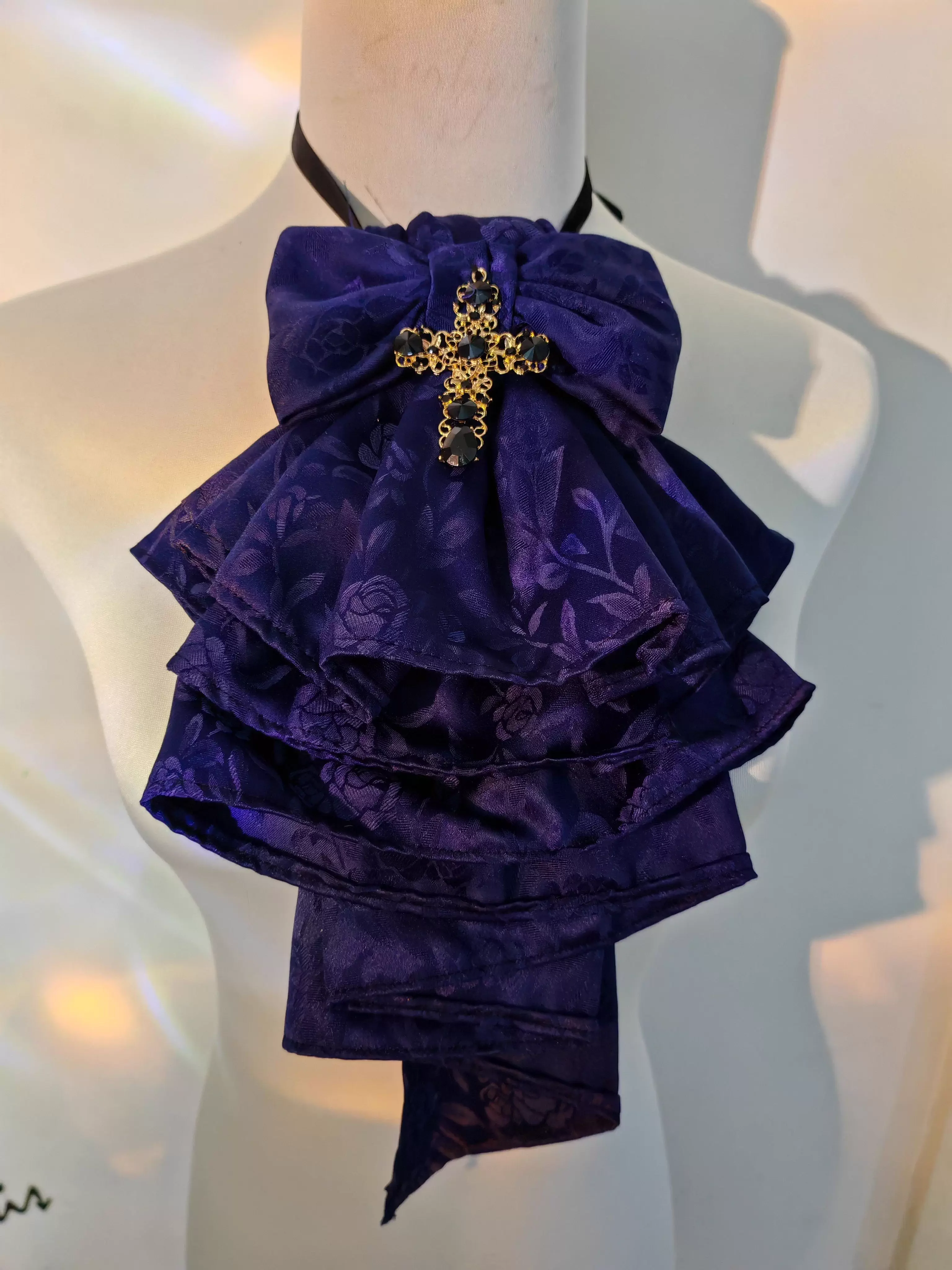 عصابة رأس كلاسيكية مصنوعة يدويًا باللون الأزرق الداكن على الطراز الأوروبي مع وشاح شيفون لامع متعدد الطبقات كإكسسوار لـ cosp #6