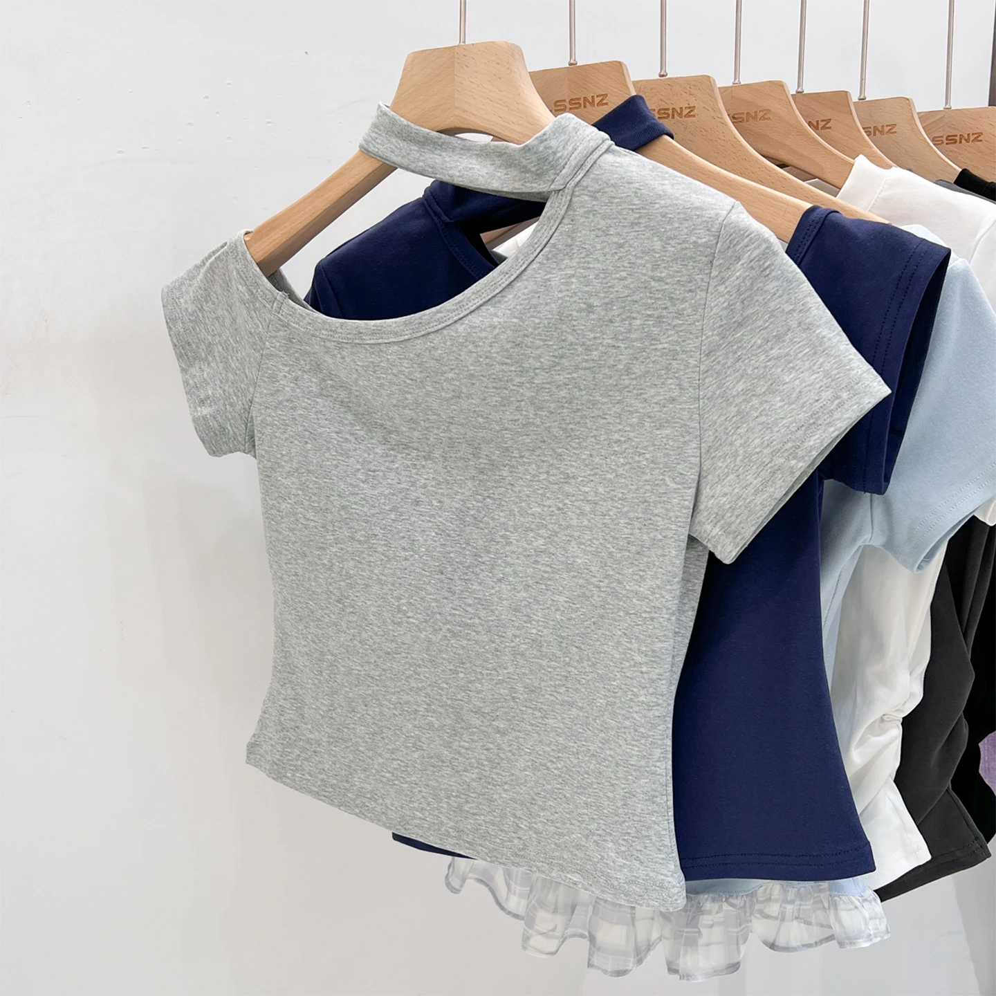 Fashion Off-Shoulder Short Sleeve Women's T-Shirt 2026 Summer New Trendy One-Shoulder Halter Neck Crop Top