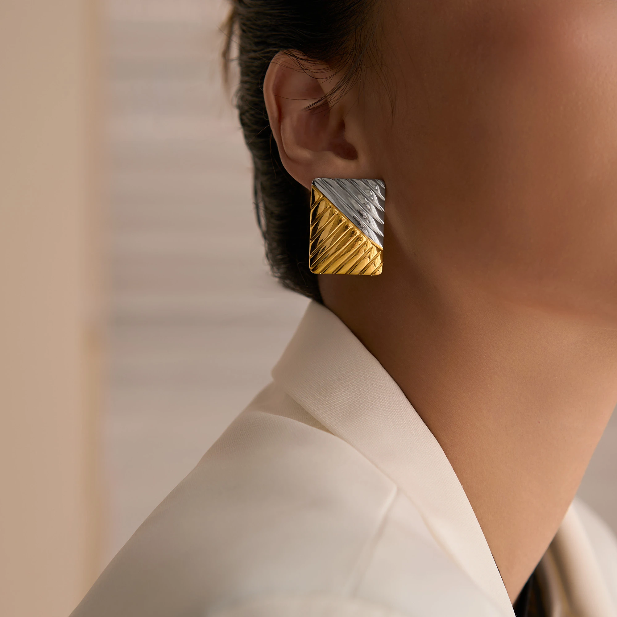 Pendientes de dos tonos mezclados con relieve de pan francés cuadrado de acero inoxidable resistente al agua sin deslustre chapados en oro de 18 quilates para joyería de mujer